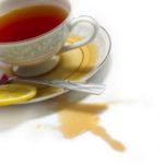 чашка с чаем на столе лимон чай разлит пятно чая