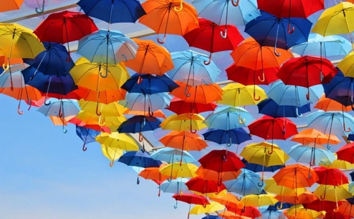 разноцветные зонтики в небе