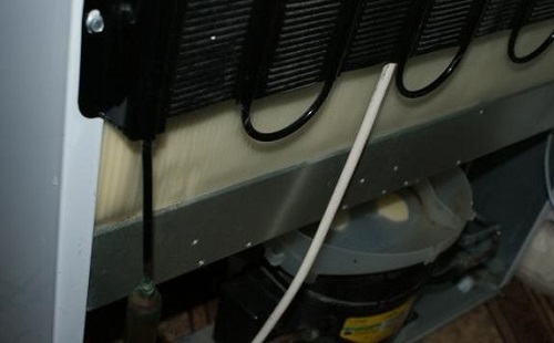 задняя стенка холодильника прочищают сливной шланг