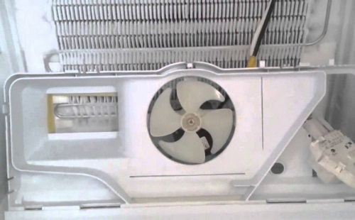 задняя стенка холодильника открыта ремонтируют вентилятор