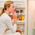 Чем и как помыть холодильник внутри после размораживания от вони?