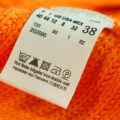 пиктограмма на этикетке оранжевого вязанного свитера