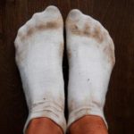 Как и чем эффективно отстирать белые носки?