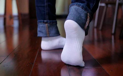 Белые носки и чистый пол - лучшие друзья!